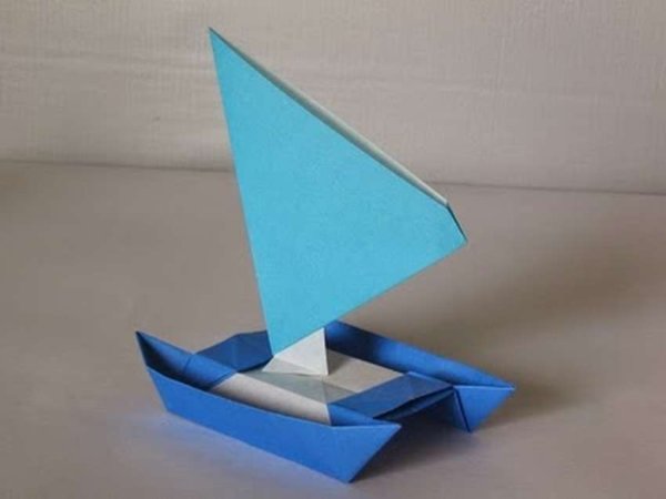 Кораблик из бумаги с парусом