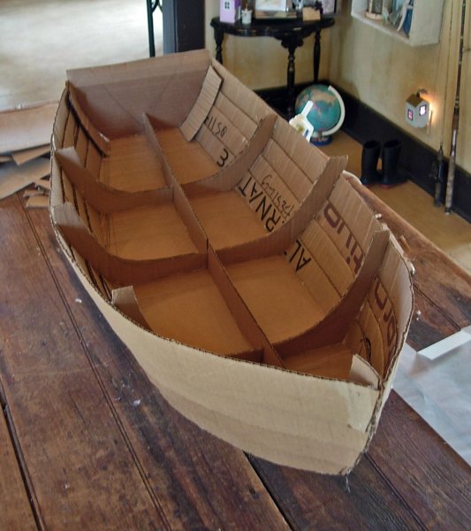 Лодка из картонных коробок
