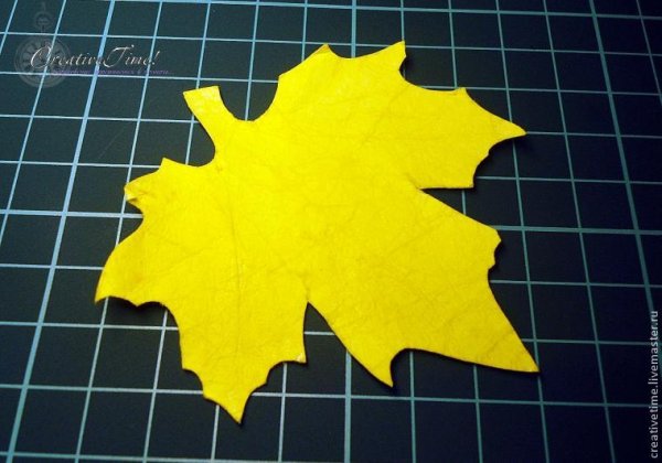 Кленовый лист из картона