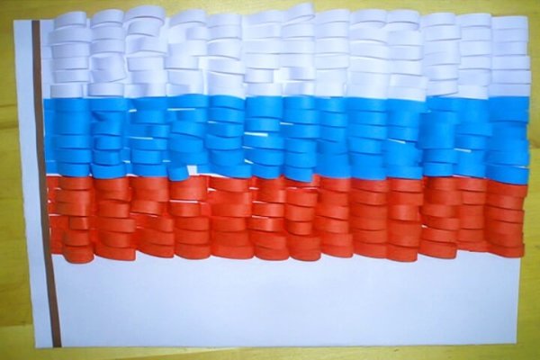 Поделка ко Дню флага России своими руками для детей в детский сад