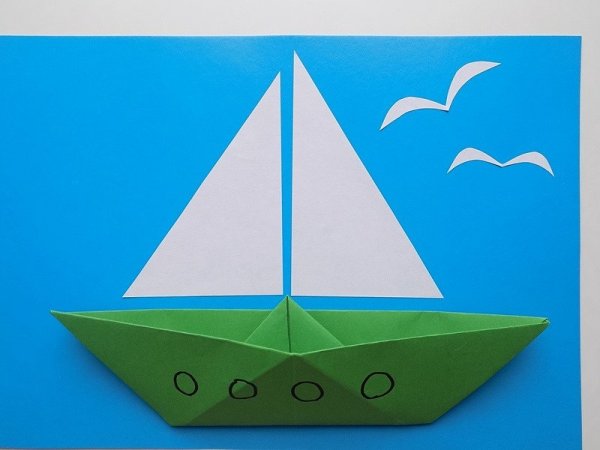 Кораблик из цветной бумаги для детей