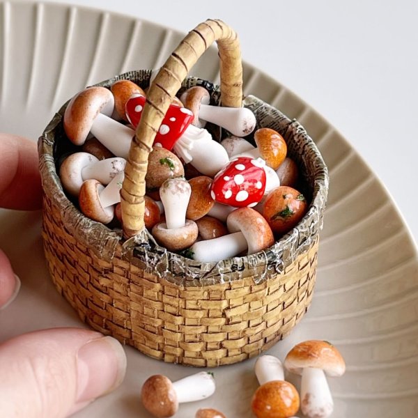 Керамическая корзинка с грибами
