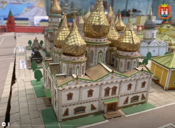 Кремль из цветного картона