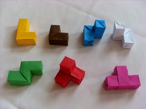 Фигурки из бумажных кубиков