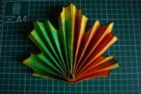 Кленовый лист из цветной бумаги гармошкой