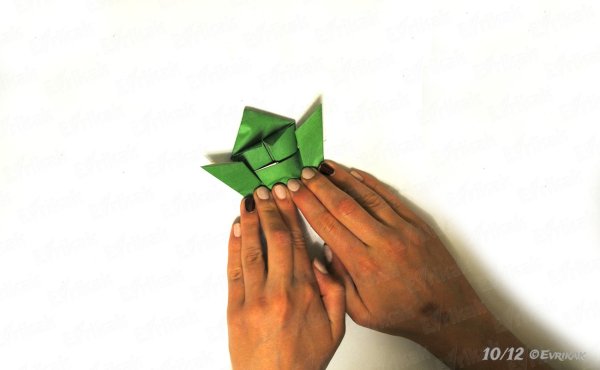 Лягушка оригами из бумаги на пальцы