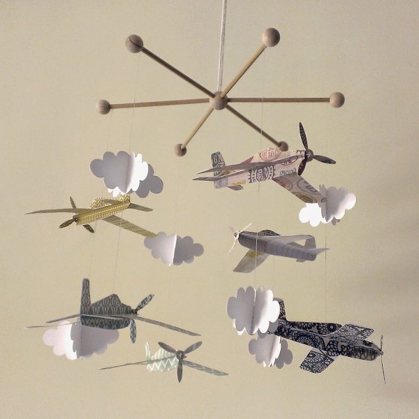 Мобиль с самолетиками из бумаги