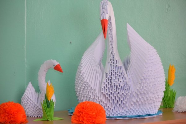 Лебедь из оригами модулей подставка