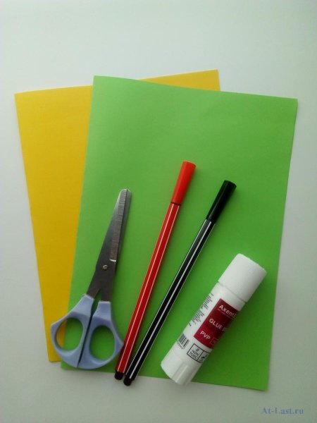Цветная бумага клей ножницы фломастеры