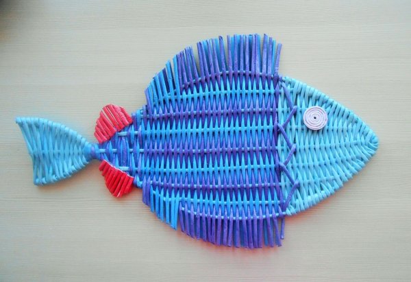 Плетеная рыбка из бумажных