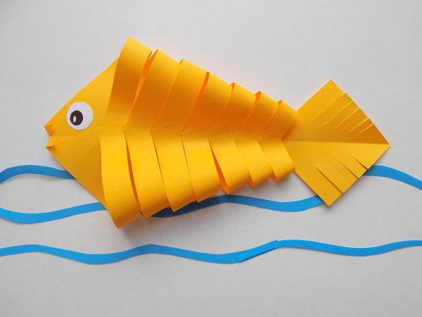 Рыбка из цветной бумаги