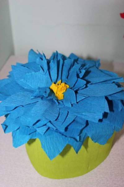 Шапка цветок из гофрированной бумаги