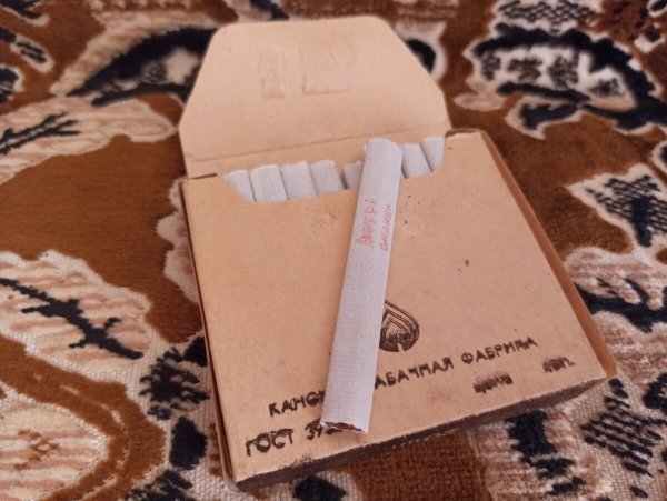 Бумажная пачка сигарет