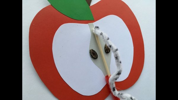 Поделка гусеница на яблоке из бумаги