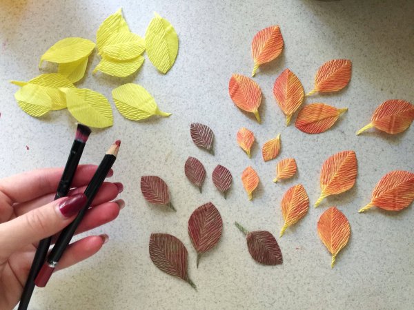 Осенние листочки из гофрированной бумаги