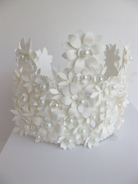Белый цветок из бумаги