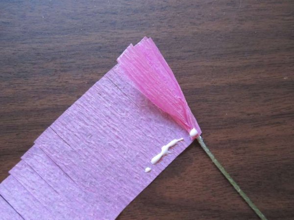 Поделки из розовой гофрированной бумаги