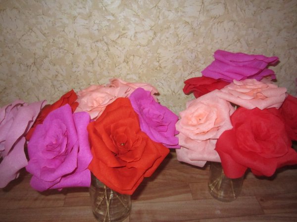Розы из крепированной бумаги