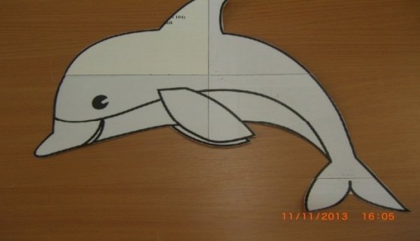 Дельфин из цветной бумаги