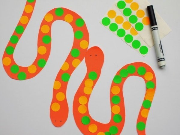 Змея из цветной бумаги