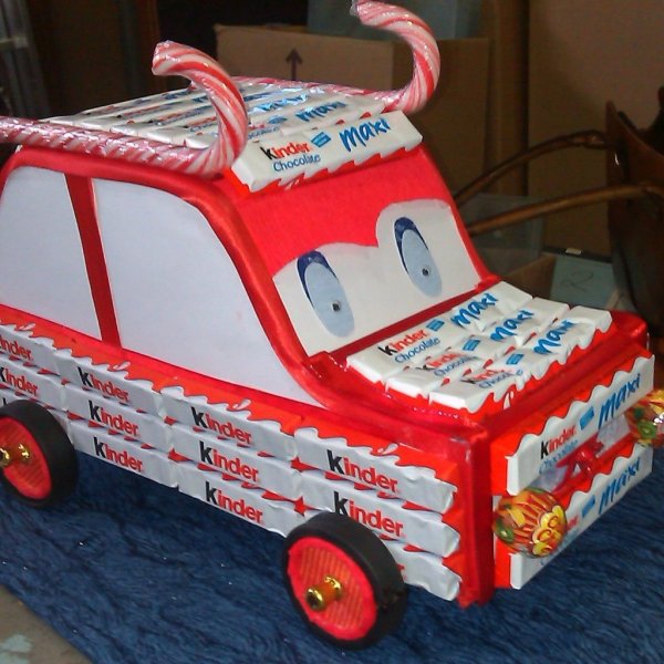 Машинка из конфет для мальчика