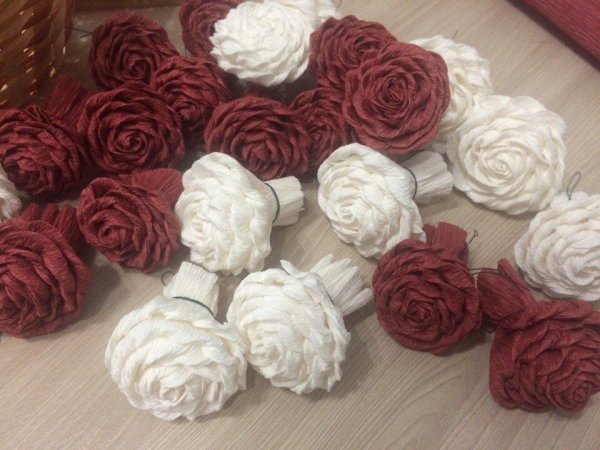 Розы из гофрированной бумаги