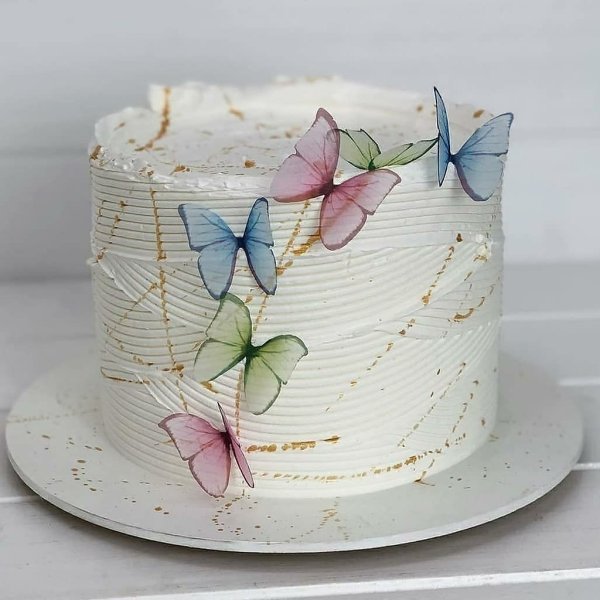 Торт с цветочками и бабочками