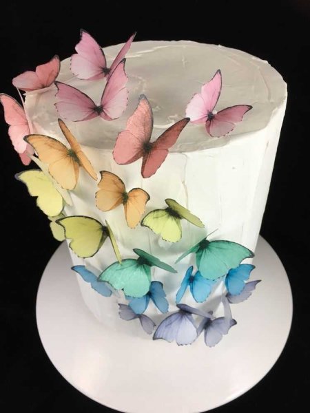 Торт украшенный бабочками