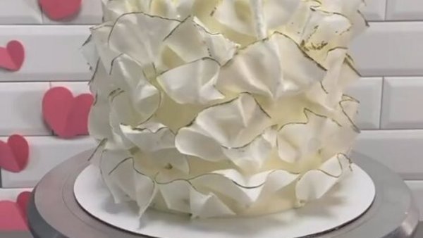 Торт с рюшами из вафельной бумаги