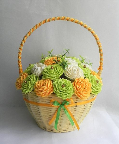 Плетеная корзинка с цветами