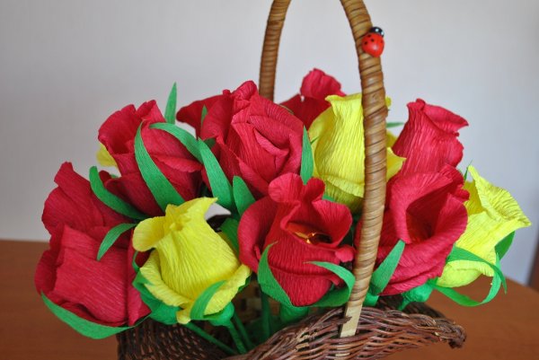 Цветы из гофрированной бумаги с конфетами в корзинке