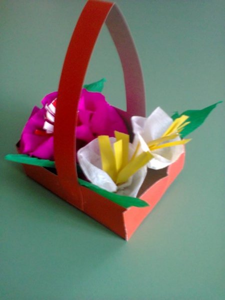 Корзинка с цветами из бумаги