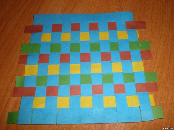 Плетение коврика из полосок бумаги