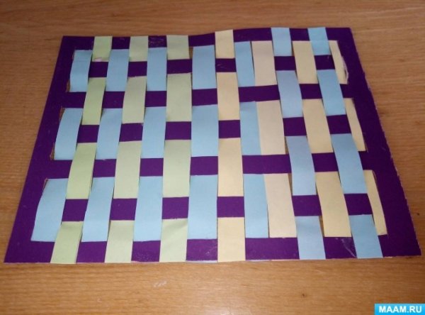 Плетеный коврик из бумаги