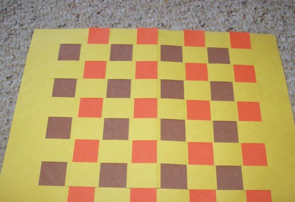 Шахматный коврик из цветной бумаги