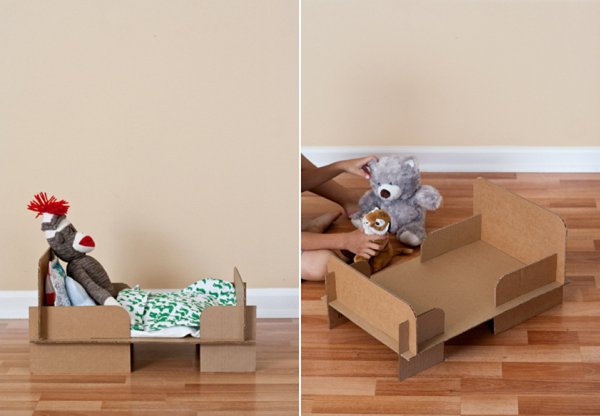 Кровать из коробки для куклы