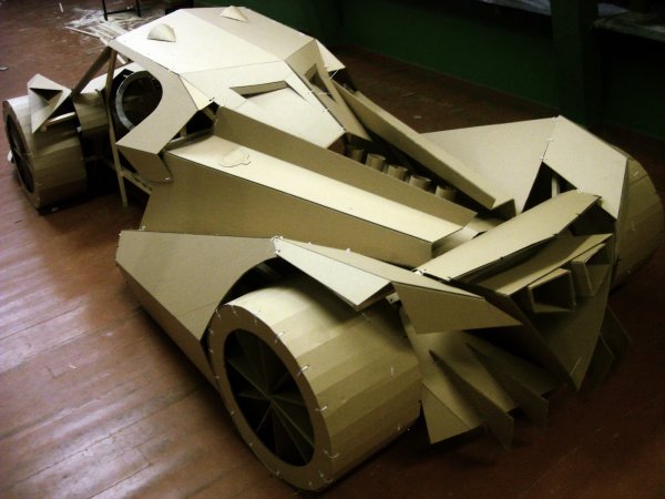 Модель автомобиля из картона