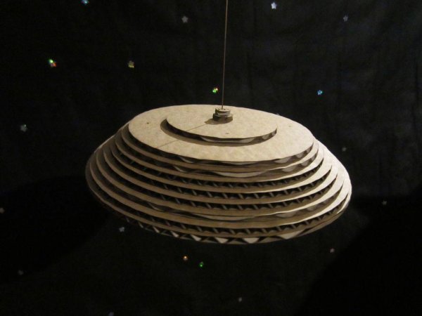 Модель летающей тарелки из картона