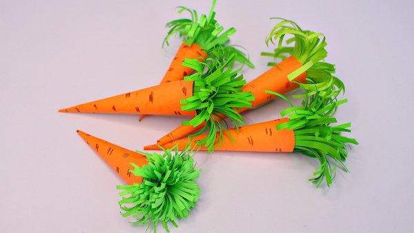 Морковка из картона