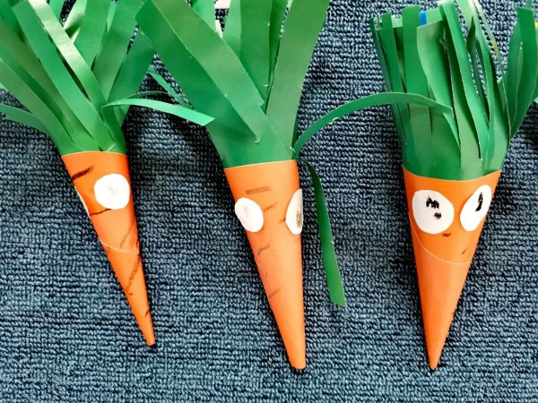 Морковка из цветной бумаги своими руками