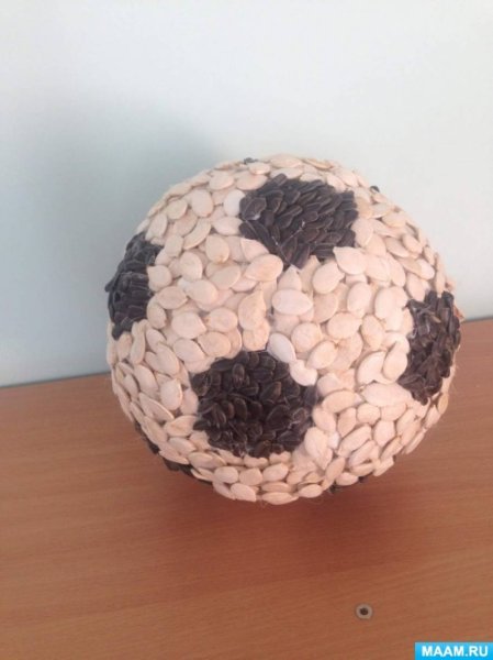 Футбольный мяч из бросового материала