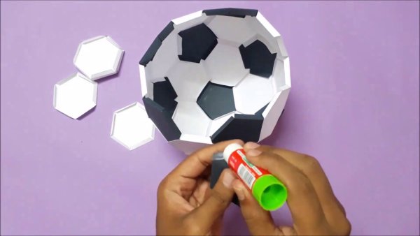 Бумажный футбольный мяч