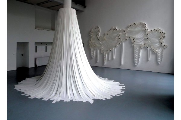 Инсталляция из туалетной бумаги
