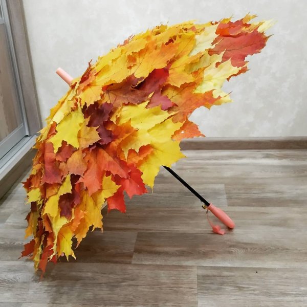 Зонт обклеенный листьями