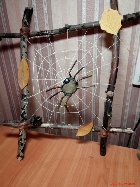 Поделка паука в гнезде с листьями