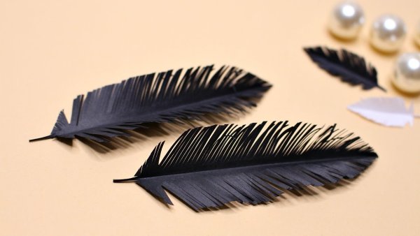 Птица из бумаги с перьями