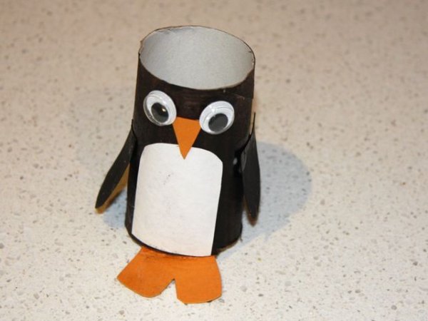 Поделка из втулки Пингвин