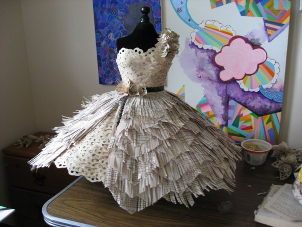 Платье из бросового материала