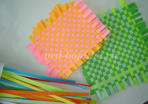 Плетение из цветной бумаги коврик