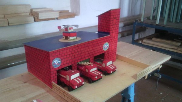Пожарная машина из картона